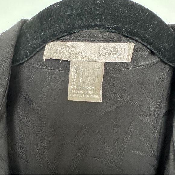 Forever 21 gorgeous wrap blouse palm print - Picture 3 of 7